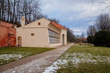 Barok beyaz benedikt manastırı kilise ile Brevnov, geniş pencereli ve parklı Bahçe Portakalı, kış günü kar altında manastır, Prag, Çek Cumhuriyeti, 24 Ocak 2021