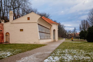 Barok beyaz benedikt manastırı kilise ile Brevnov, geniş pencereli ve parklı Bahçe Portakalı, kış günü kar altında manastır, Prag, Çek Cumhuriyeti, 24 Ocak 2021