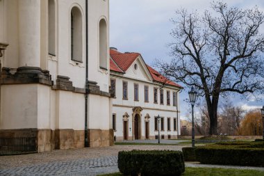 Barok beyaz benedikt manastırı Brevnov ile kilise, St. Marquette Ortaçağ Bazilikası, Bahçe ve Park, kış günü kar altında manastır, Prag, Çek Cumhuriyeti, 24 Ocak 2021