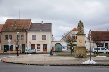 Kışları St. Vorsily Meydanı yakınlarındaki Vaclav Kliment Klicpera Anıtı, tarihi binaları olan Dar resimli cadde, Chlumec nad Cidlinou, Çek Cumhuriyeti, 23 Ocak 2021