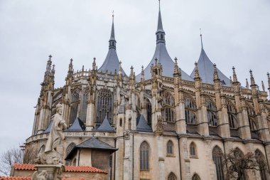 St. Barbara Kilisesi, Eski Cizvit Koleji yakınlarındaki Eşsiz Gotik Katedral, Barborska caddesindeki barok heykellerle dolu galeri, Kutna Hora, Merkez Bohemya, Çek Cumhuriyeti, 23 Ocak 2021