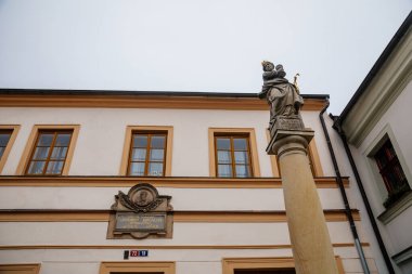 Ortaçağ resim caddesi, barok ve rönesans tarihi binaları, güzel şehir manzarası, Aziz Barbara Heykeli, Kutna Hora, Merkez Bohemya, Çek Cumhuriyeti, 23 Ocak 2021