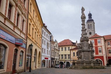 Bakire Meryem 'in Veba Sütunu Barok ve Rönesans tarihi binaları ile dolu ortaçağ resim caddesi, Kutna Hora, Merkez Bohemya, Çek Cumhuriyeti, 23 Ocak 2021