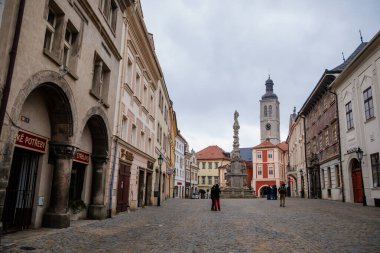 Bakire Meryem 'in Veba Sütunu Barok ve Rönesans tarihi binaları ile dolu ortaçağ resim caddesi, Kutna Hora, Merkez Bohemya, Çek Cumhuriyeti, 23 Ocak 2021