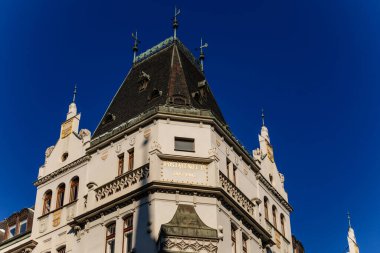 Romantik neo-rönesans görkemli konak, Art Nouveau cephesi, eski kasabadaki tarihi bina, güneşli bir günde Parizska Caddesi 'nin en prestijli bulvarı, Prag, Çek Cumhuriyeti, 14 Şubat 2021