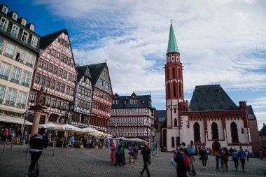 Romer Meydanı, eski kasaba, Minervabrunnen, Romerberg, Altstadt, Timber çerçeveli tarihi bina, Gotik kule, Eski St. Nicholas Kilisesi, Frankfurt am Main, Almanya, 07 Temmuz 2019