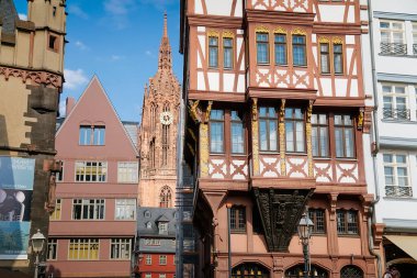 Romer Meydanı 'nın yarı keresteli evleri, eski Romerberg kasabası, Altstadt, Timber çerçeveli tarihi bina, Gotik kule, Saint Bartholomew İmparatorluk Katedrali, Frankfurt am Main, Almanya, 07 Temmuz 2019