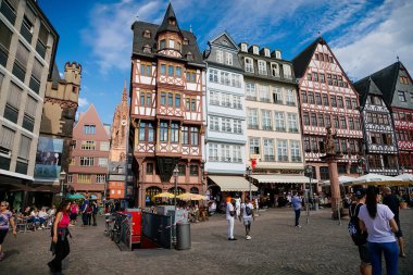 Romer Meydanı, eski kasaba meydanı Romerberg, Altstadt, Timber çerçeveli tarihi bina, Minervabrunnen veya Minerva çeşmesi, Frankfurt am Main, Almanya, 07 Temmuz 2019