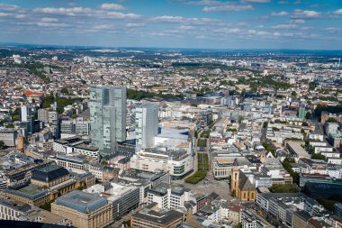 Modern gökdelenlere sahip panorama, 200 metre yükseklikten hava manzarası, ana kulede gözlem noktası güneşli yaz gününde şehir merkezi, Frankfurt am Main, Almanya, 07 Temmuz 2019