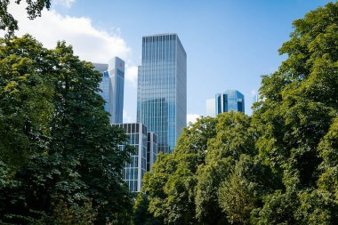 Gallusanlage 'dan ağaçların arkasına, finans bölgesindeki gökdelenlere Marienturm, Blue Sky, Frankfurt am Main, Almanya, 07 Temmuz 2019