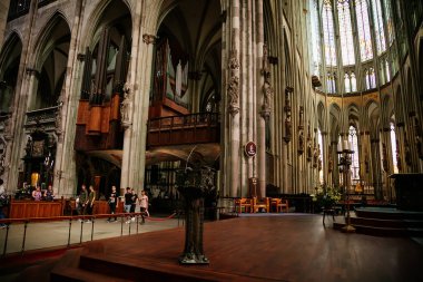 Kolner Dom, Köln Katedrali İçi, Lekeli Cam Pencereler, Roma Katolik Gotik Kilisesi, heykellerin detayları, sunak kısmı, tavan, kaburga kasası, sütunlar, Köln, Almanya, 05 Temmuz 2019