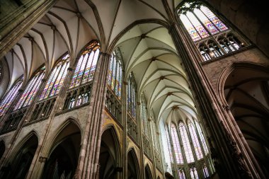 Kolner Dom, Köln Katedrali İçi, Lekeli Cam Pencereler, Roma Katolik Gotik Kilisesi, heykellerin detayları, sunak kısmı, tavan, kaburga kasası, sütunlar, Köln, Almanya, 05 Temmuz 2019