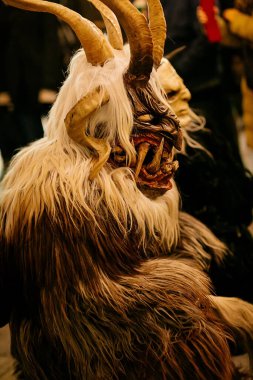 Krampus gece yürüyüşü, korkunç kürk kostümlü ve boynuzlu maskeli insanlar sokakta yürüyor, geleneksel gösteri Noel 'den önce, tarihi cadde Getreidegasse, Salzburg, Avusturya, 05 Aralık 2017