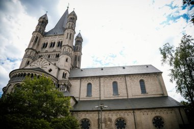 Katolik Roma 'nın güzel taş kulesi Büyük Aziz Martin ya da Eski kasabadaki Gross Sankt Martin Kilisesi yaz güneşli bir gün, Köln, Kuzey Ren-Vestfalya, Almanya, Temmuz 05, 2019