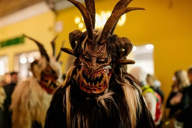 Krampus gece yürüyüşü, korkunç kürk kostümlü ve boynuzlu maskeli insanlar sokakta yürüyor, geleneksel gösteri Noel 'den önce, tarihi cadde Getreidegasse, Salzburg, Avusturya, 05 Aralık 2017