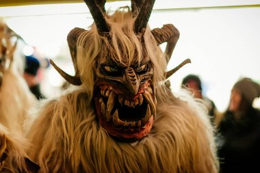 Krampus gece yürüyüşü, korkunç kürk kostümlü ve boynuzlu maskeli insanlar sokakta yürüyor, geleneksel gösteri Noel 'den önce, tarihi cadde Getreidegasse, Salzburg, Avusturya, 05 Aralık 2017