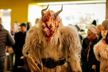 Krampus gece yürüyüşü, korkunç kürk kostümlü ve boynuzlu maskeli insanlar sokakta yürüyor, geleneksel gösteri Noel 'den önce, tarihi cadde Getreidegasse, Salzburg, Avusturya, 05 Aralık 2017