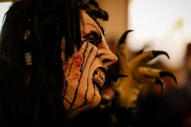 Krampus gece yürüyüşü, korkunç kürk kostümlü ve boynuzlu maskeli insanlar sokakta yürüyor, geleneksel gösteri Noel 'den önce, tarihi cadde Getreidegasse, Salzburg, Avusturya, 05 Aralık 2017