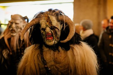 Krampus gece yürüyüşü, korkunç kürk kostümlü ve boynuzlu maskeli insanlar sokakta yürüyor, geleneksel gösteri Noel 'den önce, tarihi cadde Getreidegasse, Salzburg, Avusturya, 05 Aralık 2017