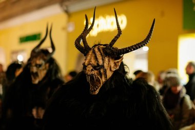 Krampus gece yürüyüşü, korkunç kürk kostümlü ve boynuzlu maskeli insanlar sokakta yürüyor, geleneksel gösteri Noel 'den önce, tarihi cadde Getreidegasse, Salzburg, Avusturya, 05 Aralık 2017