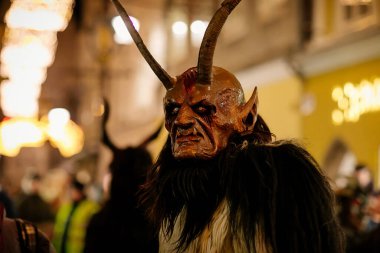Krampus gece yürüyüşü, korkunç kürk kostümlü ve boynuzlu maskeli insanlar sokakta yürüyor, geleneksel gösteri Noel 'den önce, tarihi cadde Getreidegasse, Salzburg, Avusturya, 05 Aralık 2017