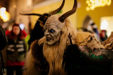 Krampus gece yürüyüşü, korkunç kürk kostümlü ve boynuzlu maskeli insanlar sokakta yürüyor, geleneksel gösteri Noel 'den önce, tarihi cadde Getreidegasse, Salzburg, Avusturya, 05 Aralık 2017