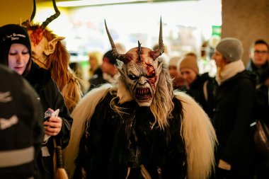 Krampus gece yürüyüşü, korkunç kürk kostümlü ve boynuzlu maskeli insanlar sokakta yürüyor, geleneksel gösteri Noel 'den önce, tarihi cadde Getreidegasse, Salzburg, Avusturya, 05 Aralık 2017