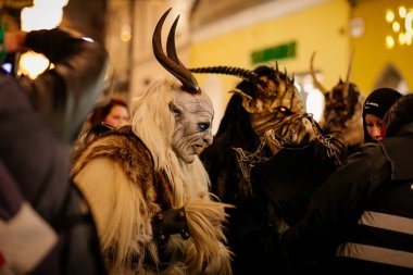 Krampus gece yürüyüşü, korkunç kürk kostümlü ve boynuzlu maskeli insanlar sokakta yürüyor, geleneksel gösteri Noel 'den önce, tarihi cadde Getreidegasse, Salzburg, Avusturya, 05 Aralık 2017