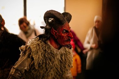 Krampus gece yürüyüşü, korkunç kürk kostümlü ve boynuzlu maskeli insanlar sokakta yürüyor, geleneksel gösteri Noel 'den önce, tarihi cadde Getreidegasse, Salzburg, Avusturya, 05 Aralık 2017