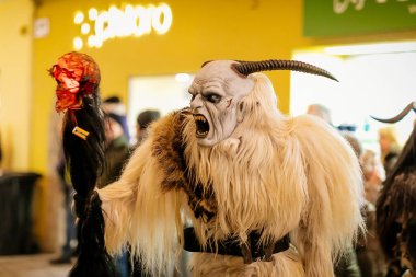 Krampus gece yürüyüşü, korkunç kürk kostümlü ve boynuzlu maskeli insanlar sokakta yürüyor, geleneksel gösteri Noel 'den önce, tarihi cadde Getreidegasse, Salzburg, Avusturya, 05 Aralık 2017