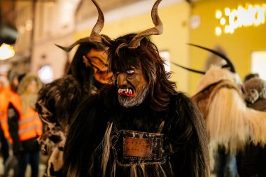 Krampus gece yürüyüşü, korkunç kürk kostümlü ve boynuzlu maskeli insanlar sokakta yürüyor, geleneksel gösteri Noel 'den önce, tarihi cadde Getreidegasse, Salzburg, Avusturya, 05 Aralık 2017