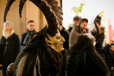 Krampus gece yürüyüşü, korkunç kürk kostümlü ve boynuzlu maskeli insanlar sokakta yürüyor, geleneksel gösteri Noel 'den önce, tarihi cadde Getreidegasse, Salzburg, Avusturya, 05 Aralık 2017
