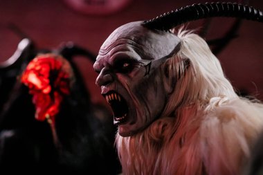 Krampus gece yürüyüşü, korkunç kürk kostümlü ve boynuzlu maskeli insanlar sokakta yürüyor, geleneksel gösteri Noel 'den önce, tarihi cadde Getreidegasse, Salzburg, Avusturya, 05 Aralık 2017