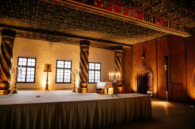 Gotik ve Rönesans Şatosu İçişleri, Kraliyet Dairesi, Hohensalzburg Kalesi 'ndeki Devlet Odaları, tahta paneller, oyulmuş tavan, Salzburg, Avusturya, 05 Aralık 2017