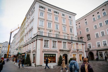 Alter Markt Meydanı ya da Eski Pazar Meydanı, Salzburg 'un merkezindeki kasaba meydanı, barok konut binalarıyla çevrili Noel tatili süsü, Salzburg, Avusturya, 05 Aralık 2017