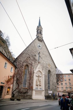 Getreidegasse 'nin sonunda yer alan taş gotik Katolik St Blasius Kilisesi, Loretto Geistliches Zentrum' un dış görünüşü, Monchsberg Dağı, kış günü, Salzburg, Avusturya, 05 Aralık 2017
