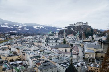 Eski şehrin panoramik manzarası, bulutlu ve kasvetli kış gününde modern sanatlar müzesi yakınlarında, Salzach nehri, Kapuzinerberg nehri, Hohensalzburg Kalesi, Salzburg, Avusturya, 05 Aralık 2017