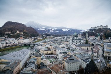 Eski şehrin panoramik manzarası, bulutlu ve kasvetli kış gününde modern sanatlar müzesi yakınlarında, Salzach nehri, Kapuzinerberg nehri, Hohensalzburg Kalesi, Salzburg, Avusturya, 05 Aralık 2017
