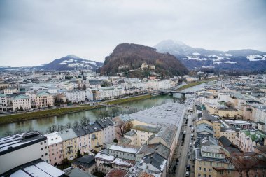 Bulutlu ve kasvetli kış günü, Salzach nehri, Kapuzinerberg dağı, Salzburg, Avusturya, 05 Aralık 2017 'de modern sanat müzesi yakınlarındaki panoramik manzara