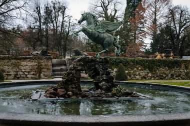 Mirabell Sarayı 'ndaki Pegasus çeşme heykeli, Meşhur Mirabell bahçeleri, küçük bir gölet taşına konmuş kanatlı at heykeli, Müziğin Sesi, Salzburg, Avusturya, 05 Aralık 2017' de sergilendi.