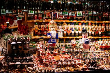Geleneksel gelişmekte olan pazarda el yapımı renkli oyuncaklar, Kapan, Seçici Odaklanma, Ağaç için Noel tatili dekorasyonu Salzburg, Avusturya 'nın merkezinde satılık beyaz kedilerle birlikte, 05 Aralık 2017