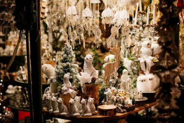 Geleneksel gelişmekte olan pazarda el yapımı renkli oyuncaklar, Kapan, Seçici Odaklanma, Ağaç için Noel tatili dekorasyonu Salzburg, Avusturya 'nın merkezinde satılık beyaz kedilerle birlikte, 05 Aralık 2017