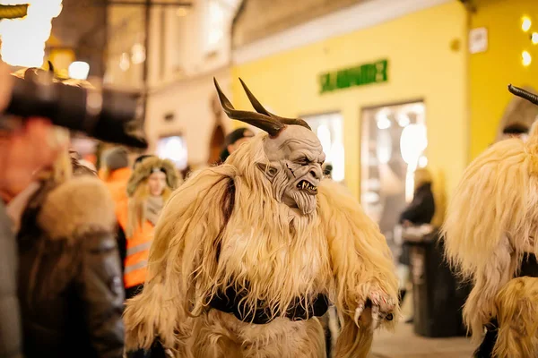 Krampus gece yürüyüşü, korkunç kürk kostümlü ve boynuzlu maskeli insanlar sokakta yürüyor, geleneksel gösteri Noel 'den önce, tarihi cadde Getreidegasse, Salzburg, Avusturya, 05 Aralık 2017