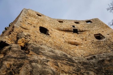 Eski rock ortaçağ kalesi Valecov 'un taş gotik kalıntıları Noel' den önceki güneşli kış gününde, tepenin üstündeki antik kale, Bohemya Cenneti, Bosen, Çek Cumhuriyeti, 05 Aralık 2020