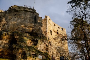 Eski rock ortaçağ kalesi Valecov 'un taş gotik kalıntıları Noel' den önceki güneşli kış gününde, tepenin üstündeki antik kale, Bohemya Cenneti, Bosen, Çek Cumhuriyeti, 05 Aralık 2020