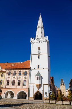 Ana kasaba Barış Meydanı, Gotik Beyaz Şehir Binası Kulesi, Mikulov Kapısı, Ortaçağ dar sokağı, Rönesans ve Barok tarihi binaları, atari salonu, güneşli gün, Kadan, Çek Cumhuriyeti, Nisan 04, 2021