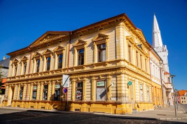 Gotik beyaz belediye binası kulesi, Dar resimli cadde rengarenk Rönesans ve barok binalar ile tarihi şehir merkezinde, güneşli bir gün, Kadan, Çek Cumhuriyeti, Nisan 04, 2021