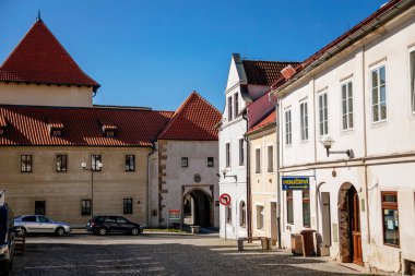 Ortaçağ Gotik Şatosu Kadan kraliyet şehrinde, şehir tahkimatı, güneşli bir günde kale duvarı, kalenin kemerli kapısı, tepenin üstündeki tarihi bina, Kadan, Çek Cumhuriyeti, Nisan 04, 2021
