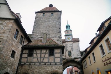 Ortaçağ gotik saati Markusturm ve Rodergasse caddesinde yarım keresteli ev, sonbahar günü, Old Town tahkimatı, Rothenburg ob der Tauber, Bavyera, Almanya, 17 Kasım 2017