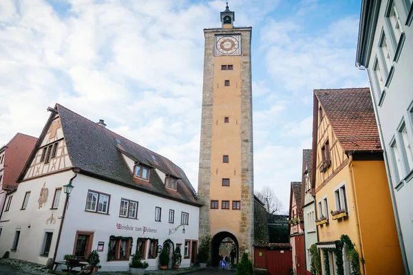 Középkori Keskeny Utca Színes Reneszánsz Gótikus Történelmi Épületek Tower Burgtorturm — Stock Fotó